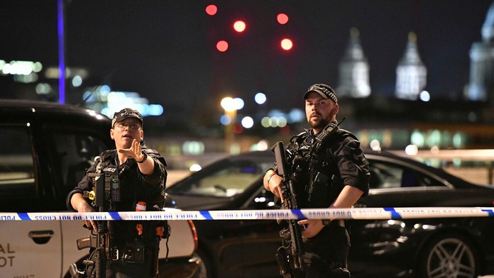 Ťažko ozbrojení policajti hliadkujú v centre Londýna.