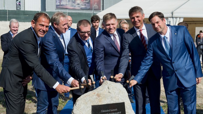 Poklepanie základného kameňa Národného štadióna v Bratislave.