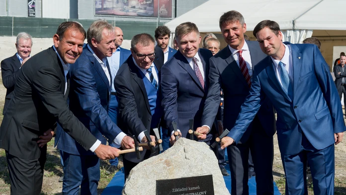 Poklepanie základného kameňa Národného štadióna v Bratislave.
