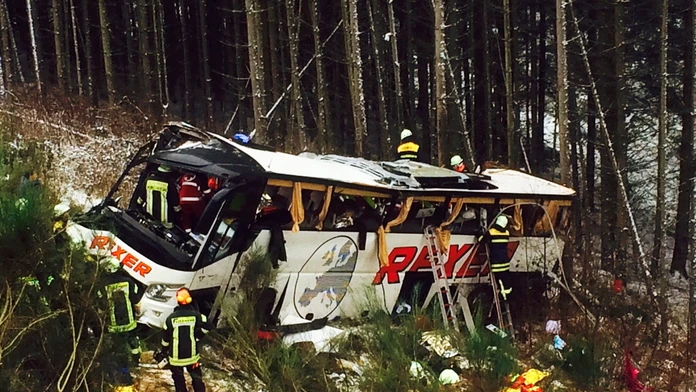 Záchranári zasahujú na mieste pádu autobusu