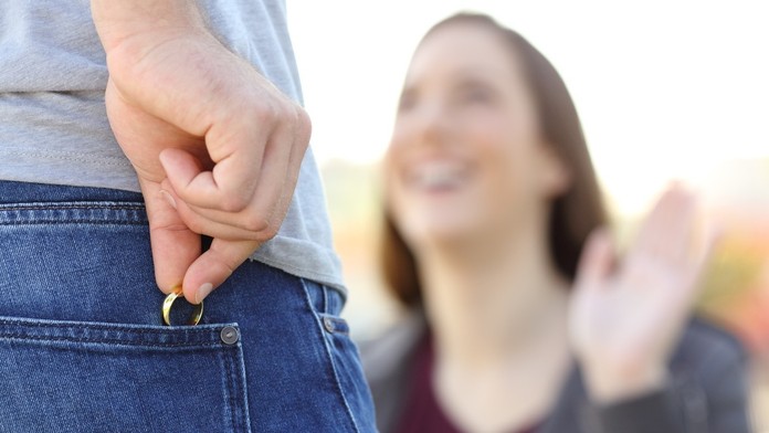 Mal tri manželky naraz, trojitý život sa mu darilo tajiť, kým ho odhalila náhoda. Na súd prišiel s novou priateľkou