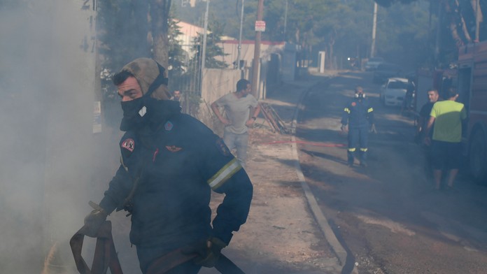 Hasiči bojujú s požiarmi na severe Atén.