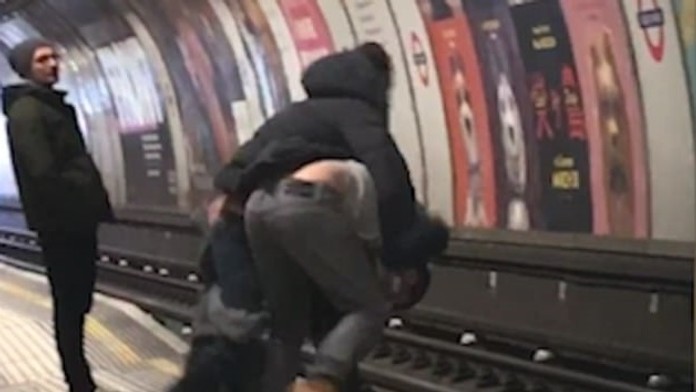 Muži sa tesne vyhli zrážke s vlakom v Londýne