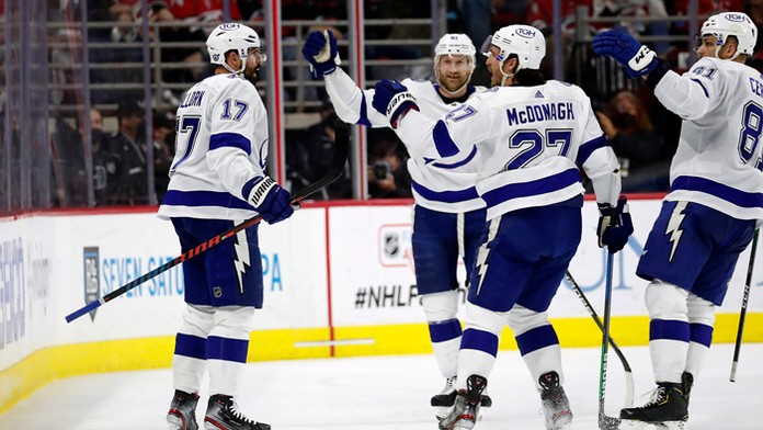 Slovenský obranca v drese Tampy Bay Lightning Erik Černák na snímke vpravo.