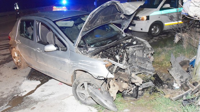 Muž (27) bez vodičského oprávnenia jazdil na východe medzi obcami. Zastavil ho elektrický stĺp