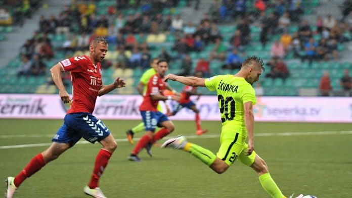 Róbert Pillár (Senica) sa prizerá na strelecký pokus Michala Škvarka (Žilina).