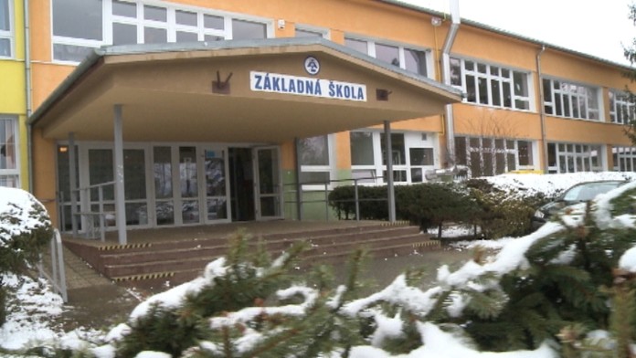 Škola má dvoch riaditeľov. Do práce však chodí iba jeden