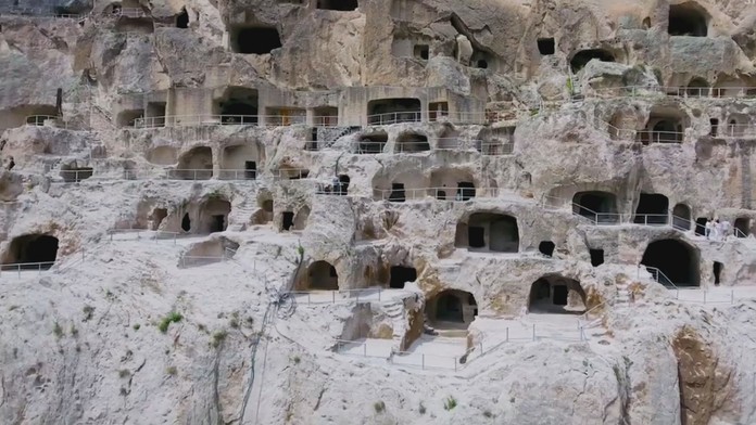 Vardzia - mesto vytesané do skaly.
