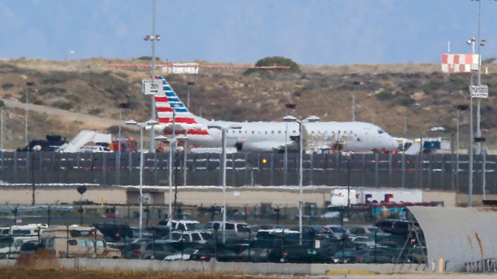 Na snímke lietadlo spoločnosti American Airlines je odstavené v odľahlej časti letiskovej plochy na medzinárodnom letisku v Los 