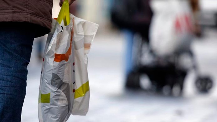 Kalifornia zakázala používanie jednorazových plastikových tašiek 