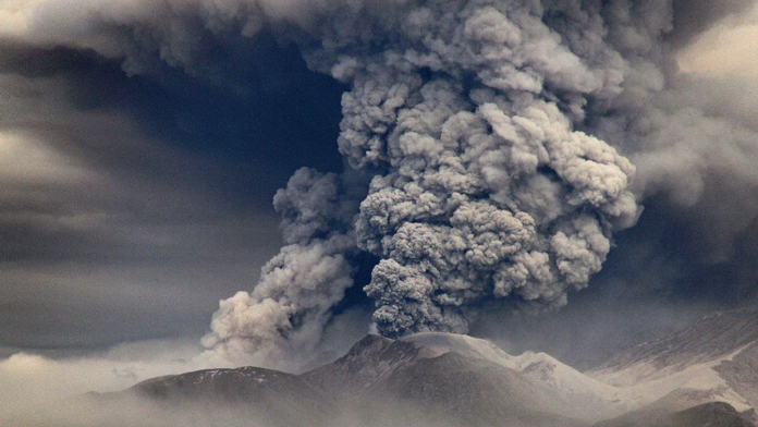 VIDEO: Na polostrove Kamčatka zaznamenali silné zemetrasenie a erupciu sopky