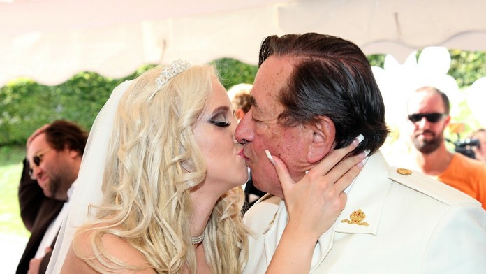 Milionár sa rozvádza s o 57 rokov mladšou modelkou. Dôvod vás prekvapí