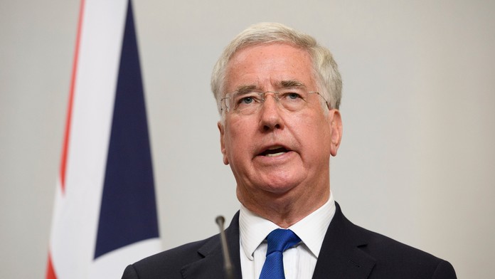 Dele Alli (Tottenham) sa raduje so spoluhráčmi po strelení gólu..jpg