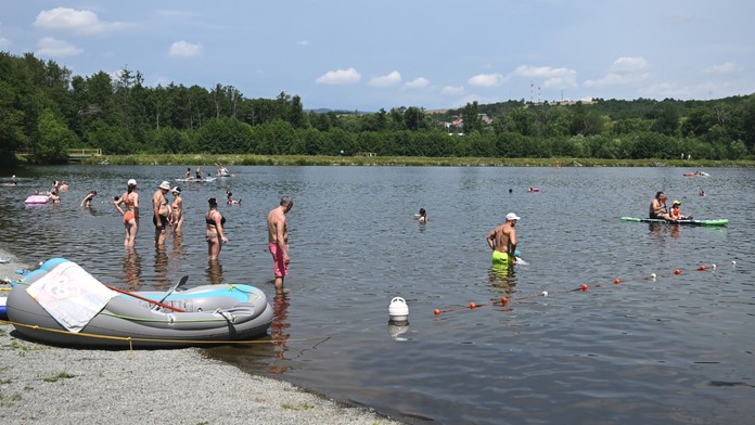 Ľudia sa počas horúčav chladia vo vode.