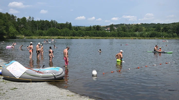 Ľudia sa počas horúčav chladia vo vode.