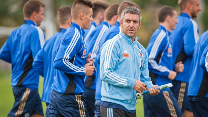 Tréner ŠK Slovan Bratislava Cyperčan Nikki Papavasiliou.