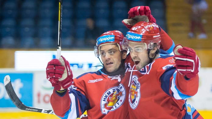 Rafael Nadal odvracia úder z rakety Hyeona Chunga počas zápasu na turnaji ATP v Paríži.