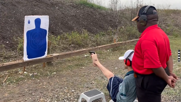 VIDEO: Zbrojný preukaz získal aj napriek tomu, že nemá ruky. Mladík z Texasu inštruktora dojal k slzám