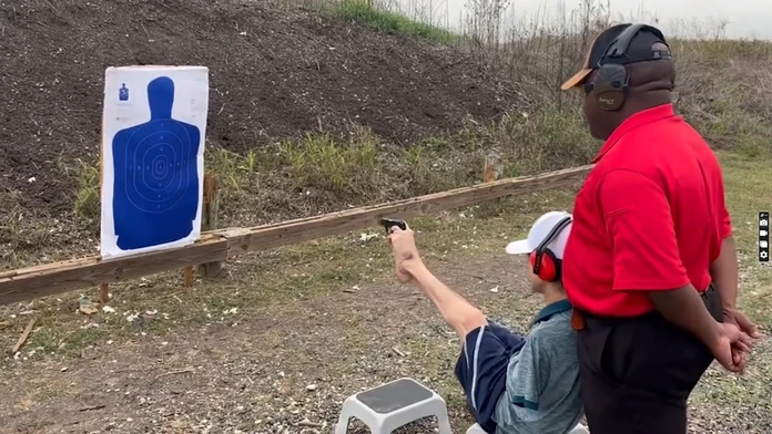 VIDEO: Zbrojný preukaz získal aj napriek tomu, že nemá ruky. Mladík z Texasu inštruktora dojal k slzám