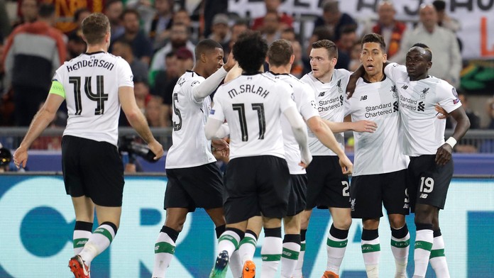 Hráči Liverpoolu sa tešia z gólu na pôde AS Rím v odvete semifinále Ligy majstrov.