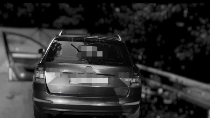 Na snímke havarované auto po zrážke s cyklistom.