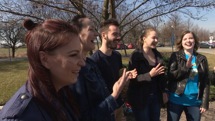 Veselá hodina jogy smiechu