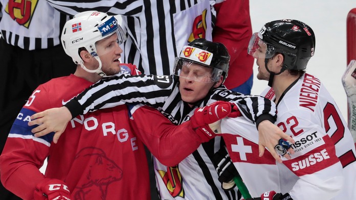 Nórsky hokejista Ole-Kristian Tollefsen (vľavo) a Švajčiar Nino Niederreiter počas zápasu základnej A-skupiny.