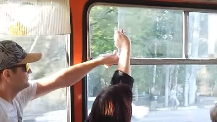 Spor cestujúcich o okno.