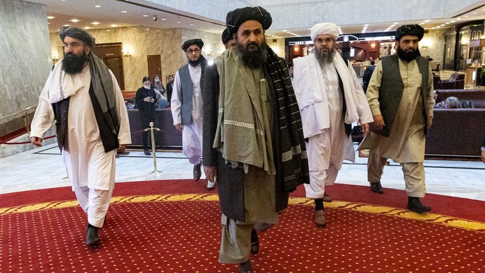 Vodca Talibanu mulla Abdul Gháni Baradar (uprostred) prichádza s ďalšími členmi na mierovú konferenciu v Moskve.
