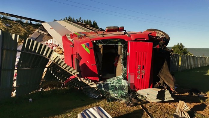 Pri Zádieli sa prevrátil kamión.