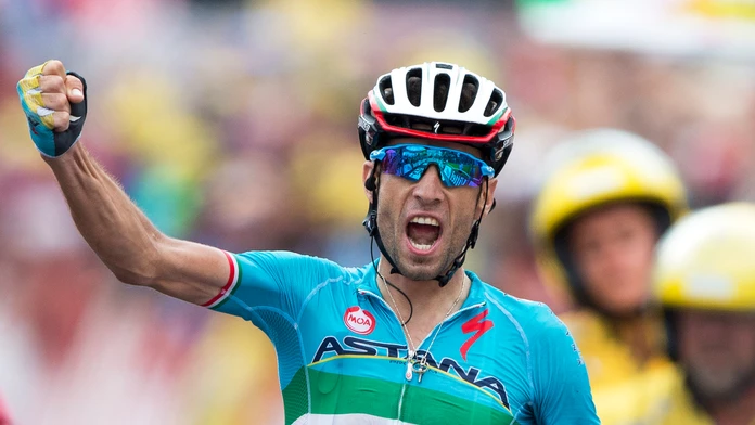 Víťazné gesto Taliana Vincenza Nibaliho po triumfe v 19. etape Tour de France 2015.