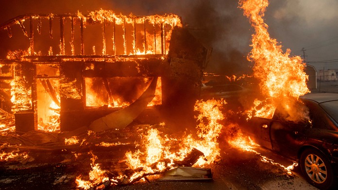 Sever Kalifornie ohrozuje mohutný lesný požiar.