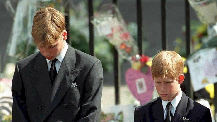 William a Harry opísali moment, kedy im otec oznámil, že mama je mŕtva