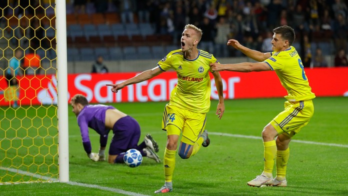 Hráč BATE Jasse Tuominen (vľavo) oslavuje úvodný gól do bránky PSV.