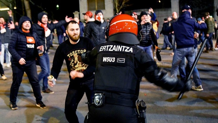 Španielska polícia zasahuje proti chuligánom.