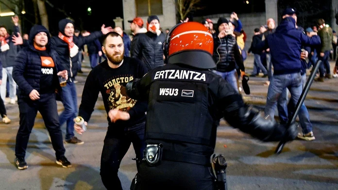 Španielska polícia zasahuje proti chuligánom.