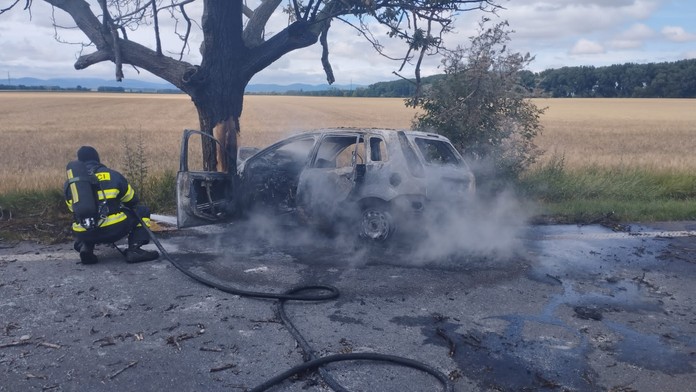 Tragická nehoda: Auto skončilo v strome a zhorelo do tla. Vodiča už nezachránili