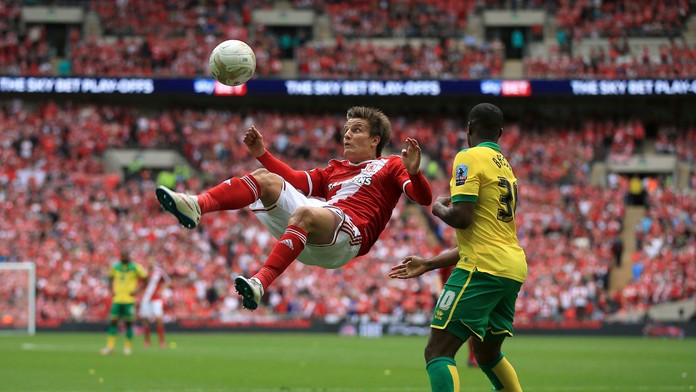 Jelle Vossen z Middlesbrough sa pokúša o nožnice.