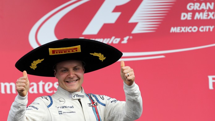 Fínsky jazdec tímu Williams Valtteri Bottas oslavuje tretie miesto na stupňoch víťazov na Veľkej cene Mexika.