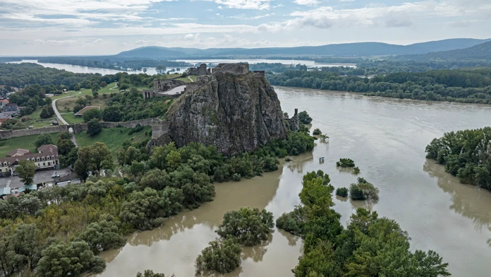 Na snímke z dronu hrad Devín