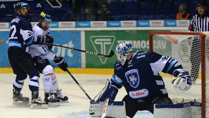 Na snímke uprostred hráč Košíc Tibor Varga, vľavo hráč Martina Tomáš Pokrivčák, vpravo brankár Martina Mathieu Corbeil