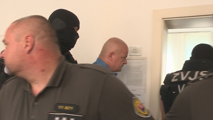 Na fotke vyzerala na 20 rokov, potom sa ozvala údajná matka, ktorá tvrdila, že má iba 13. 