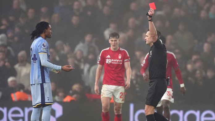 Djed Spence dostal červenú kartu