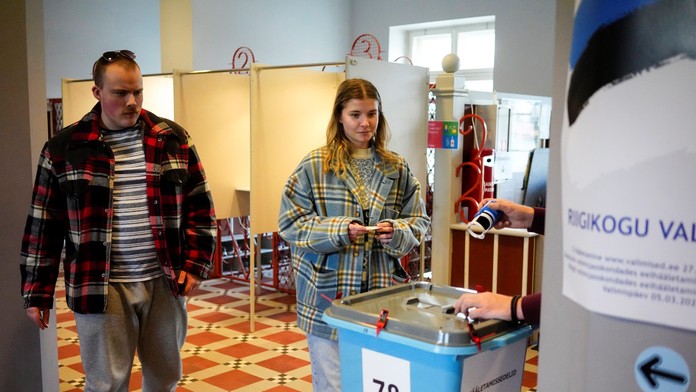 V Estónsku sa začali parlamentné voľby. Zostavenie vlády môže skomplikovať krajná pravica