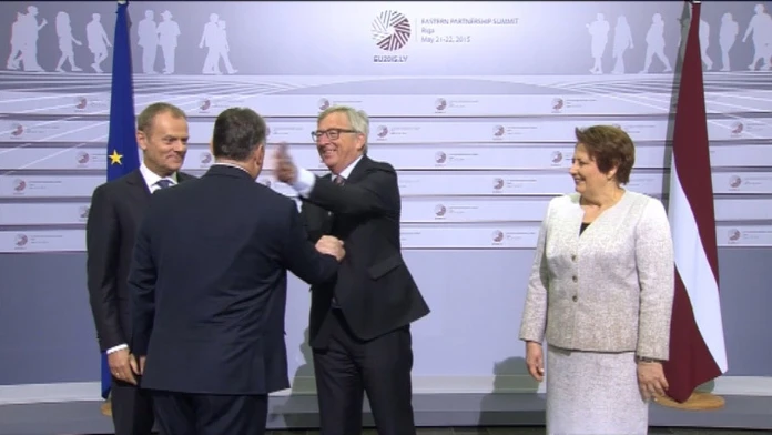 Juncker dal facku Orbánovi.