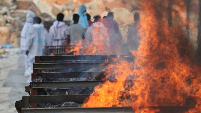 Na snímke rodinní príslušníci vykonávajú posledné obrady počas kremácie príbuzného