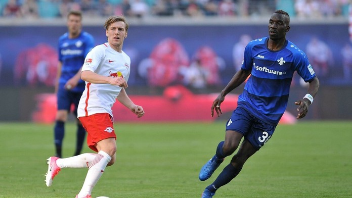 Emil Forsberg (vľavo) v akcii počas zápasu Bundesligy RB Lipsko - Darmstadt.