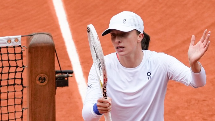 Poľská tenistka Iga Swiateková sa teší po výhre nad Anastasiou Potapovovou.