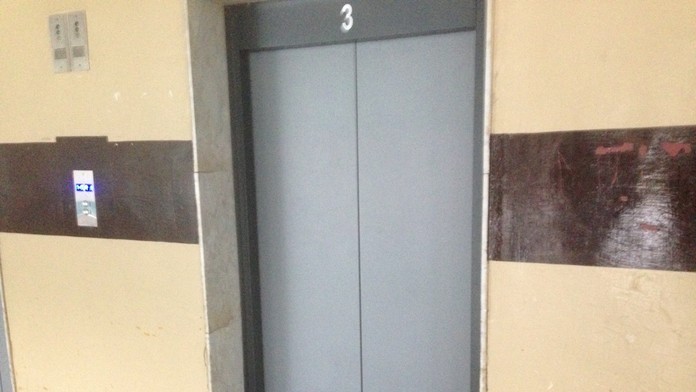 Dvere výťahu v galantskej nemocnici.