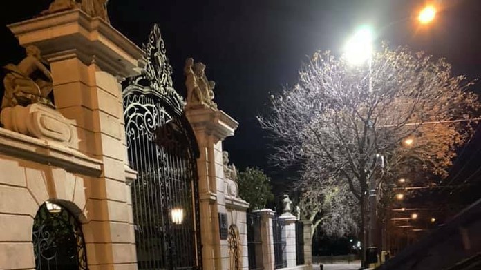 Vysypaný hnoj pred úradom vlády.